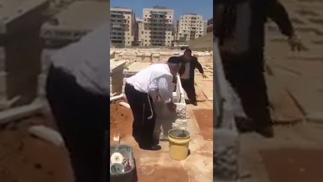 Ортодоксальные евреи дерутся на могиле усопшего из за денег смотреть онлайн
