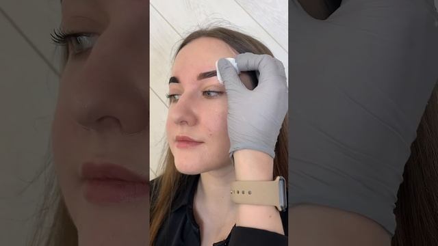 Наш бровист знает, как создать брови, которые выделят вас из толпы и подчеркнут вашу неповторимость