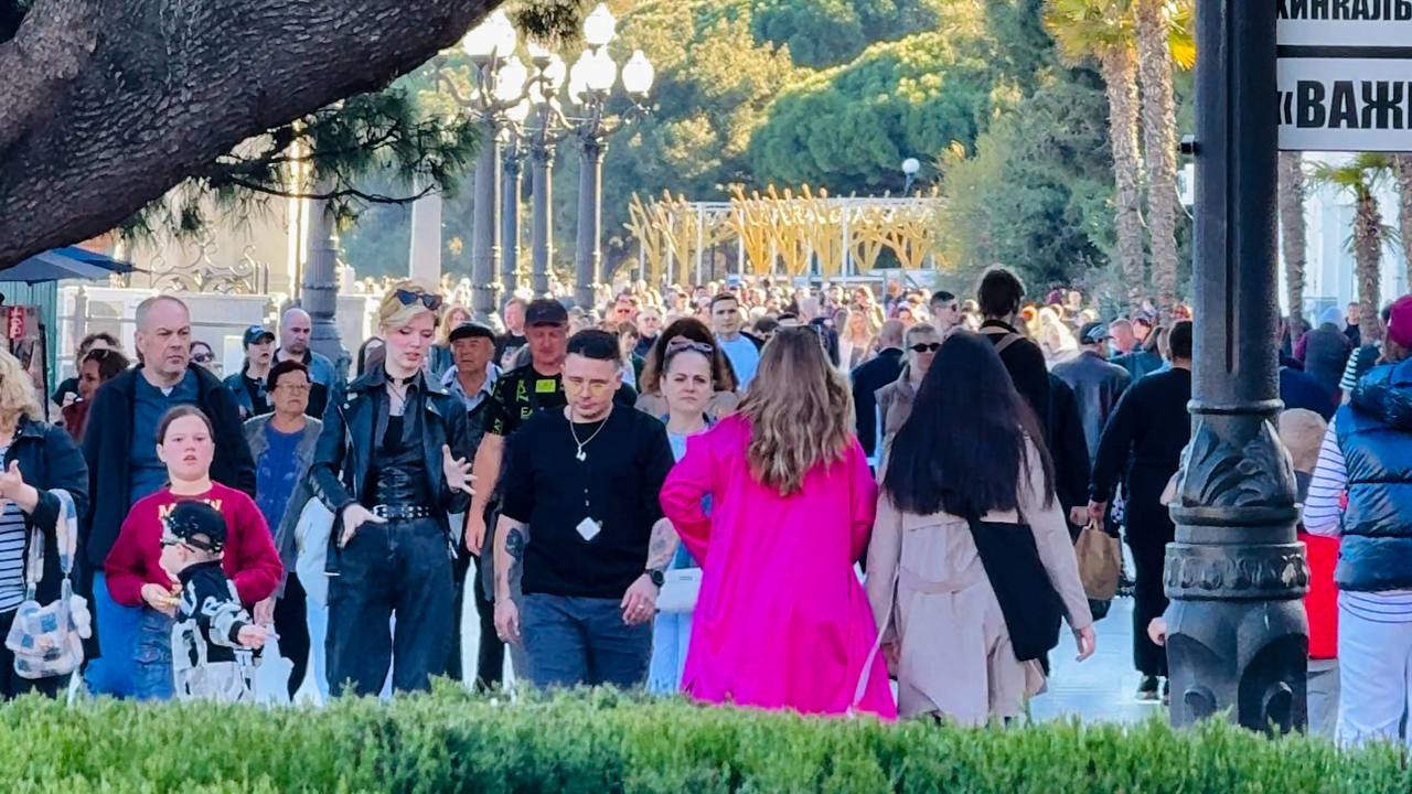 КРЫМ сегодня! ОШАЛЕТЬ что ТВОРИТСЯ в ЯЛТЕ! Апрель СОШЕЛ с УМА! Толпы на НАБЕРЕЖНОЙ, ЯЛТА ЦВЕТЕТ! смотреть онлайн