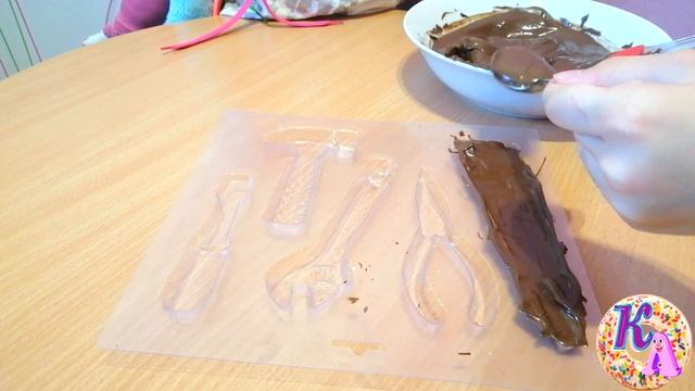 Делаем инструмент для папы из шоколада творчество дома