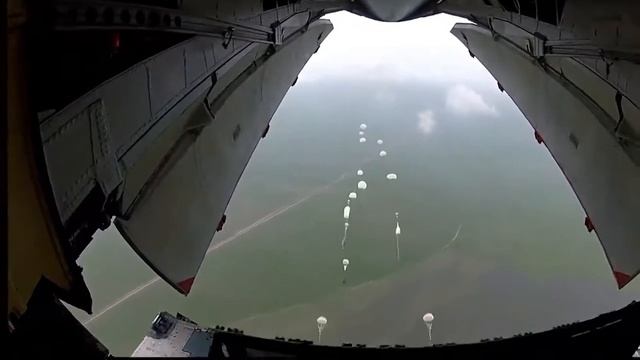 Парашютисты...На танец парашютов в небе,можно смотреть без конца! смотреть онлайн