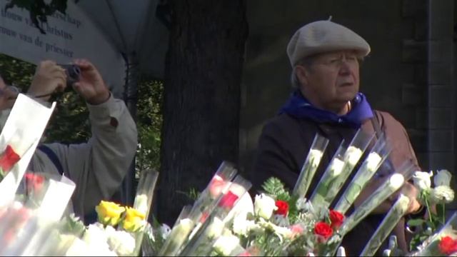 Lourdes 2011 : Pèlerins au pied de la Vierge couronnée смотреть онлайн