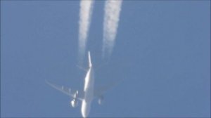 Самолёты в небе летят высоко над Сибирью