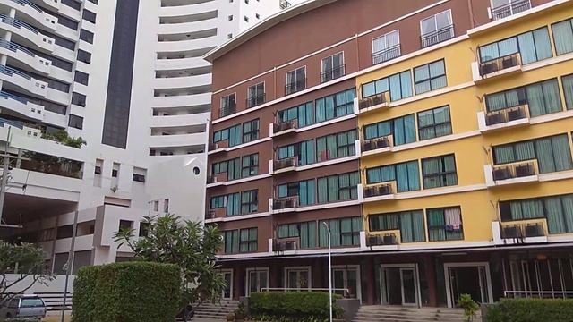 Внутренний двор и бассейн кондо Neo Hotel Pattaya смотреть онлайн