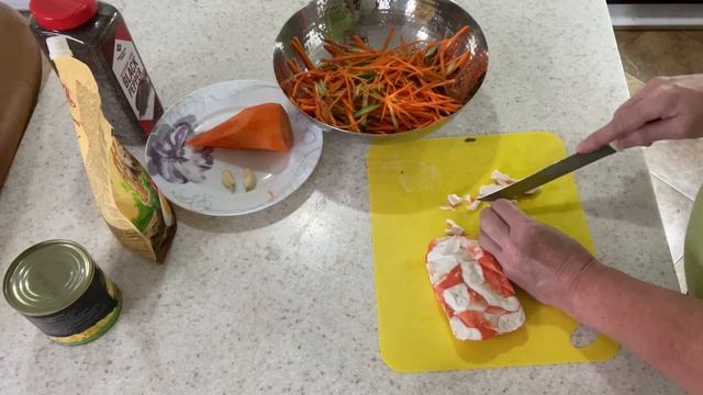 Крабовый салат со свежими овощами. смотреть онлайн