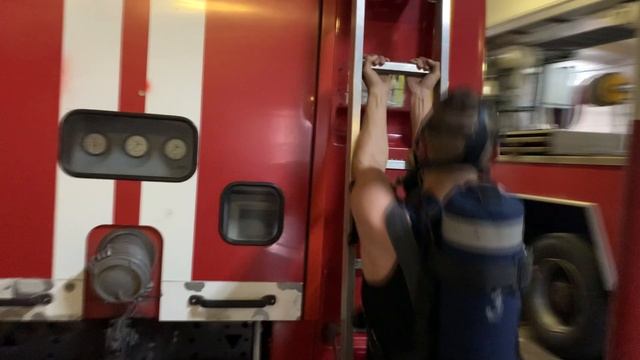 Тренировка ПОЖАРНЫХ-СПАСАТЕЛЕЙ в ДАСВ смотреть онлайн