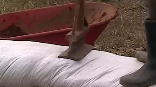 Flexible Form Rammed Earth Construction (Earthbag Construction) Part 1 смотреть онлайн