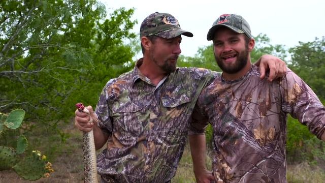 Blow Gun Rattler kill just after the monster snake strikes!! смотреть онлайн