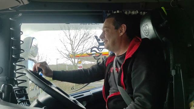 На SCANIA с правым рулём . Сколько зарабатывает дальнобойщик в Англии