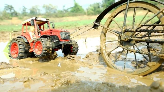 Велосипед тянет трактор из грязи смотреть онлайн