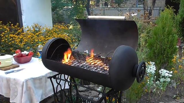 Место отдыха. Патио. Мангал Patio.BBQ on the frame of the machine Singer смотреть онлайн