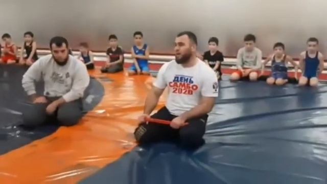 Тренер по вольной борьбе Джабраилов С-С. проводит беседу на тему духовно-нравственного воспитания. смотреть онлайн