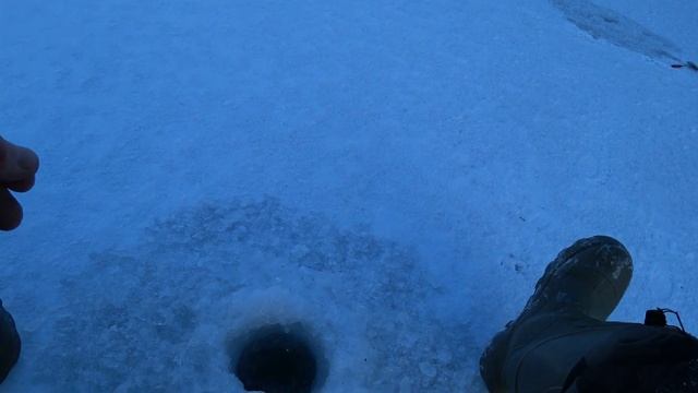 Ловля Окуня и Плотвы на Безнасадку на Маленькой речке! "Латунный шарик" снова выручает! смотреть онлайн