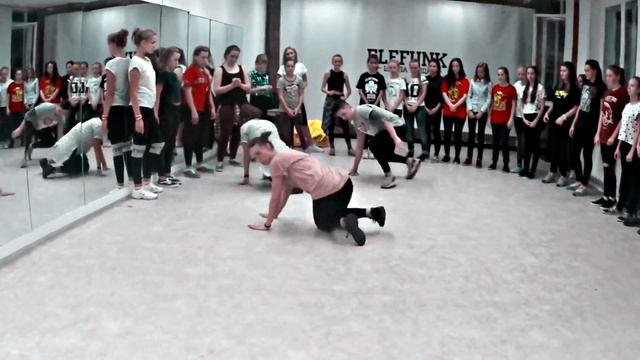 Танцы в Череповце группы Виктории Никитиной / Tory Lanez–Save It смотреть онлайн