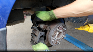 Замена задних тормозных колодок на Kia Cerato 2.0 Киа Церато 2011