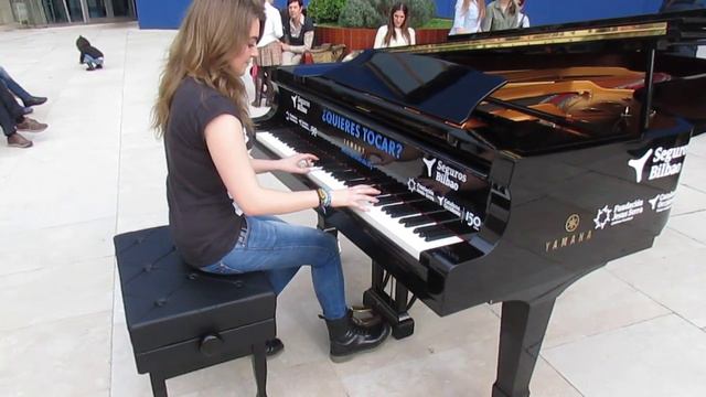 Girl playing 'For River - To the Moon' with a street piano in Bilbao смотреть онлайн