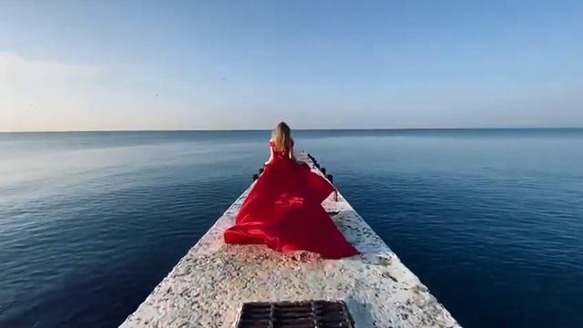 Красное атласное платье со шлейфом в аренду смотреть онлайн