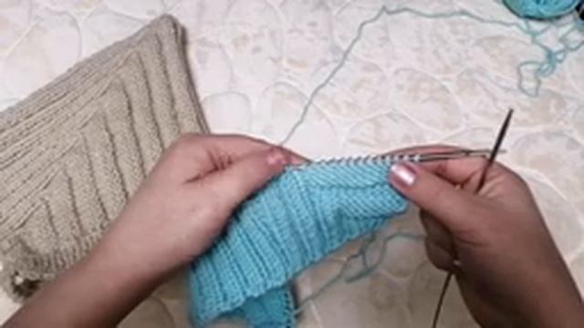 Вяжем популярную и модную шапочку эльф для малышей спицами