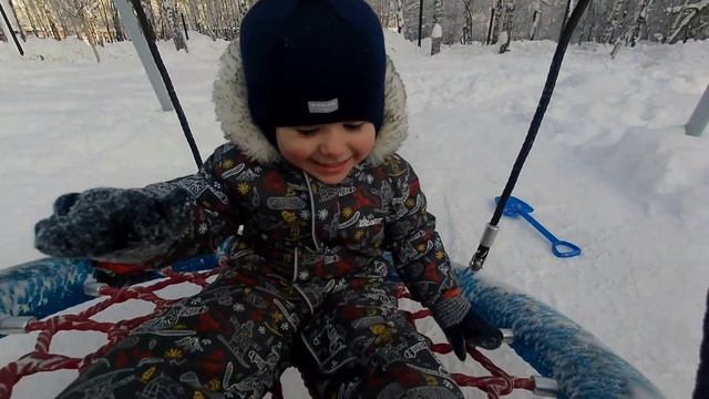 Зима! Трофимка в парке на детской площадке копает снег, катается на качелях и других аттракционах!