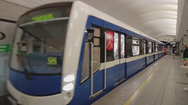 Поезд Нева на станции Приморская метро СПБ смотреть онлайн