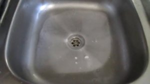 Как прочищать засор в раковине с помощью соды и уксуса