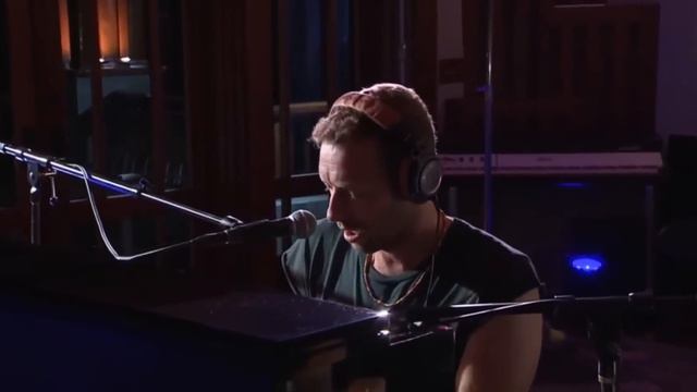 Chris Martin performing Yellow on the BBC Radio 1 Live Lounge смотреть онлайн
