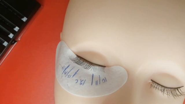 Наращиваю ресницы на манекене объем С лисий?#lash #lashes #lashing #манекен #наращивание #обучение