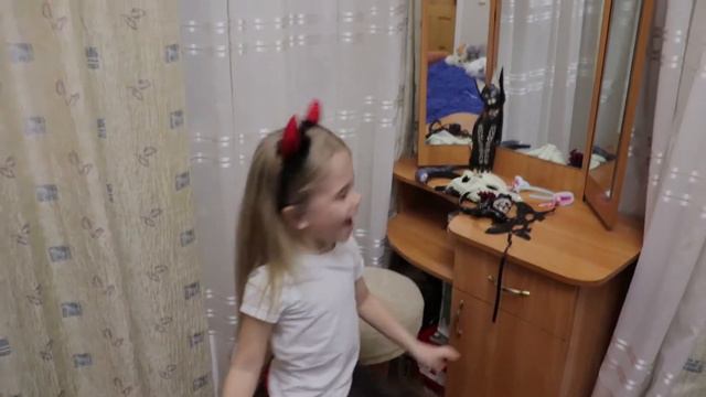 ЭЛИНА НАШЛА СТРАШНЫЙ КОСТЮМ!!! смотреть онлайн