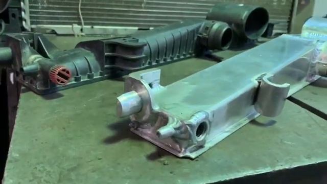 изготовление металлического бачка автомобиля Maybach взамен пластиковой детали смотреть онлайн