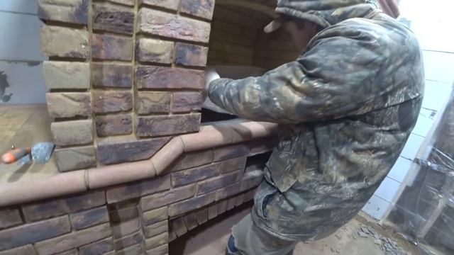 Печь барбекю комплекс в открытой беседке на даче из кирпича ручной формовки. смотреть онлайн