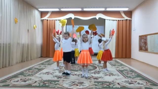 танец ЛИСТОПАД муз. рук-ль М. Зорина.mp4 смотреть онлайн