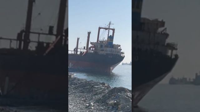 Сухогруз Рио . Геленджик .29.01.2023г.. внутри уже пусто и видно небо . Спеши увидеть . смотреть онлайн