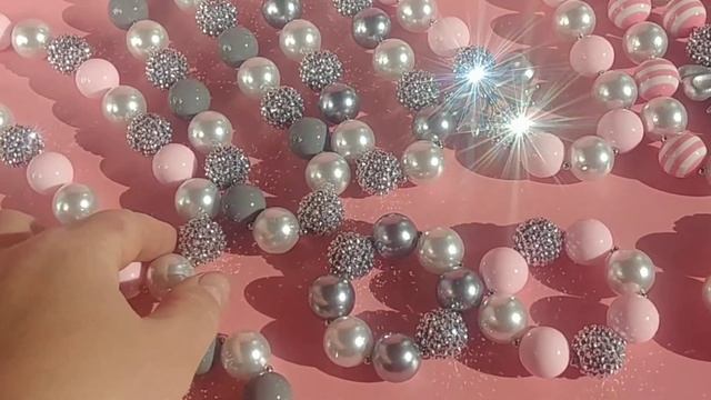 Бусы для девочек с браслетом на резинке #детскийпраздник #подарокдевочке #розовыебусы #бусы смотреть онлайн