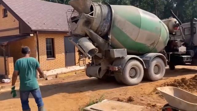 Отмостка . День укладки бетона. смотреть онлайн