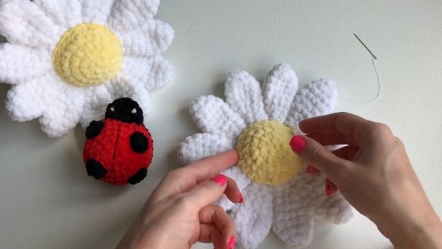 Вязаная ромашка крючком из плюшевой пряжи // МК // Вязаные цветы ❤️ смотреть онлайн