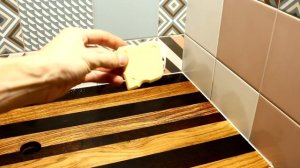 Чистовой монтаж столешницы из дуба в ванной комнате. Столешница в ванной комнате из дерева.