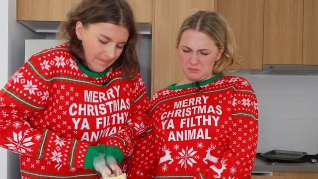 Cooking a Christmas pudding with tiny hands!! смотреть онлайн