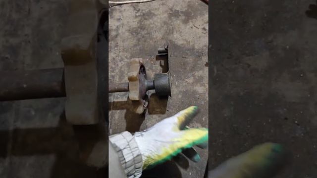 как разобрать задний ведомый вал для замены звезды?!