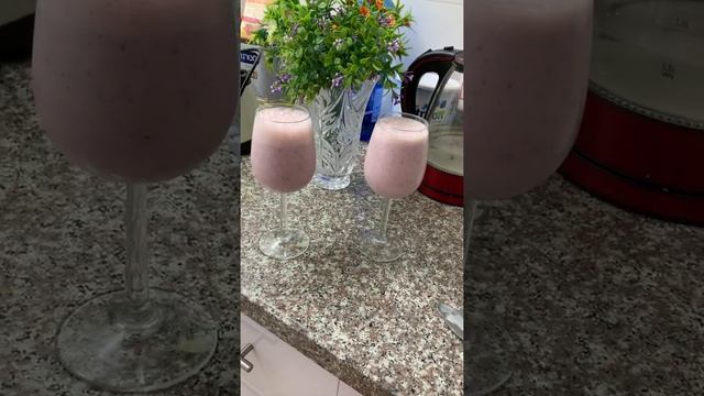 Приготовили коктейль из мороженого,клубники,банана и молока смотреть онлайн