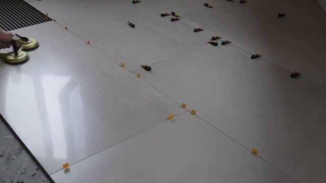 Как поступить если плитка горбатая укладка крупноформатной плитки.