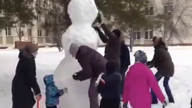 Делаем маленького снеговика смотреть онлайн