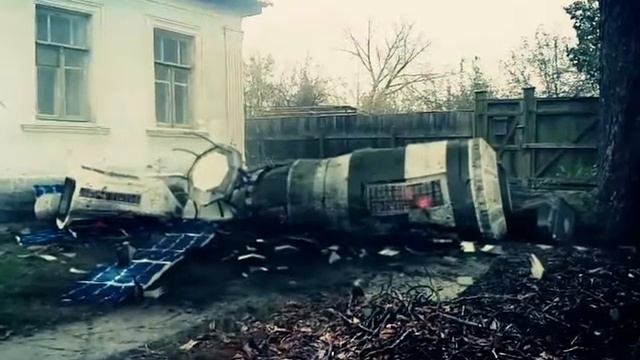 В Луганске,прям во двор упал спутник. смотреть онлайн