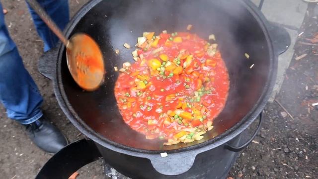 Паэлья в казане на костре смотреть онлайн