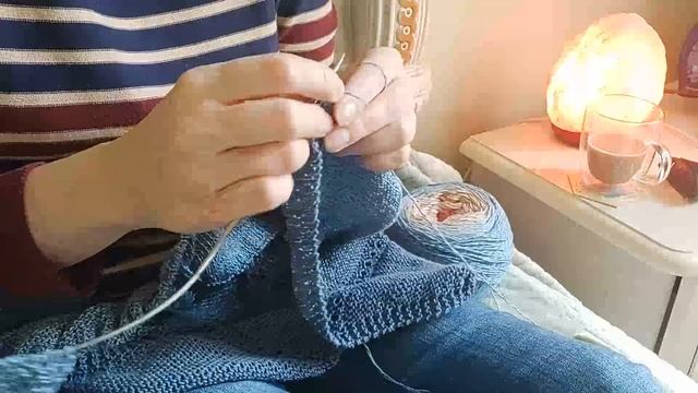 Треугольная шаль спицами, довязала. (Бактус, платок) смотреть онлайн