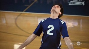 Лучший в мире игрок в волейбол!  Прикол!Как нужно отбивать мячи головой !