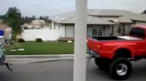 Перетягивание каната Ford F650 против Chevy 3500