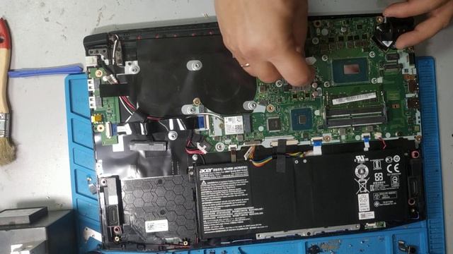 Acer Nitro 5 разборка ноутбука, замена термопасты, чистка от пыли, установка ssd диска. смотреть онлайн
