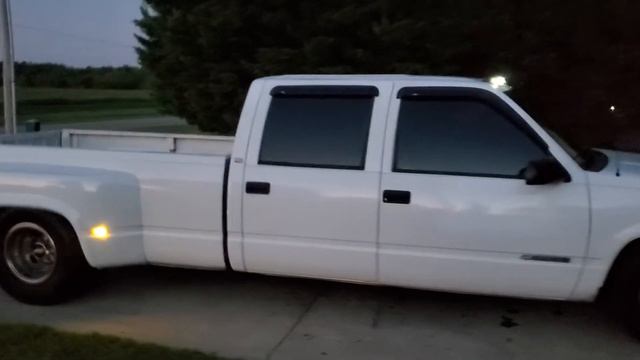 My 98 Chevrolet Dually Slammed 6/8 Walk around смотреть онлайн