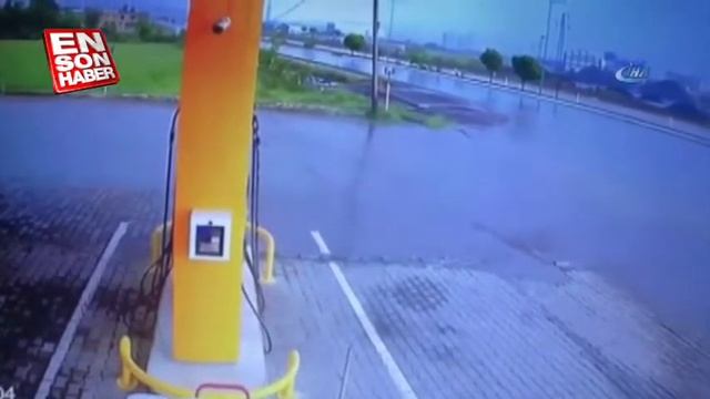 Beton mikseri kayarak petrol istasyonuna girdi смотреть онлайн