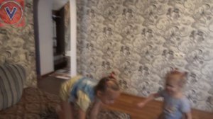 Дети играют дома в жмурки.  Лучшие детские игры. Hide and seek .Best kids games